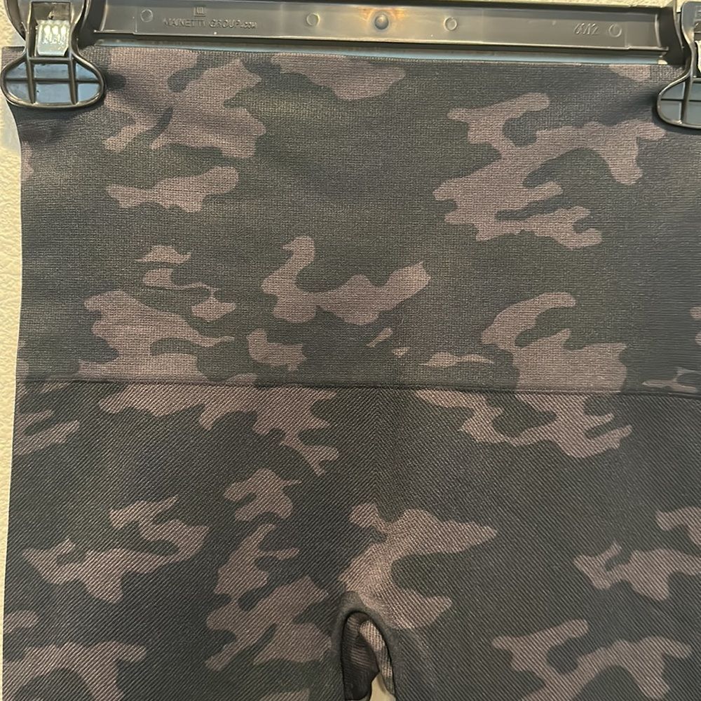 Spanx Camo Leggings‎ Sz M NWT Black Camo - Picture 3 of 6